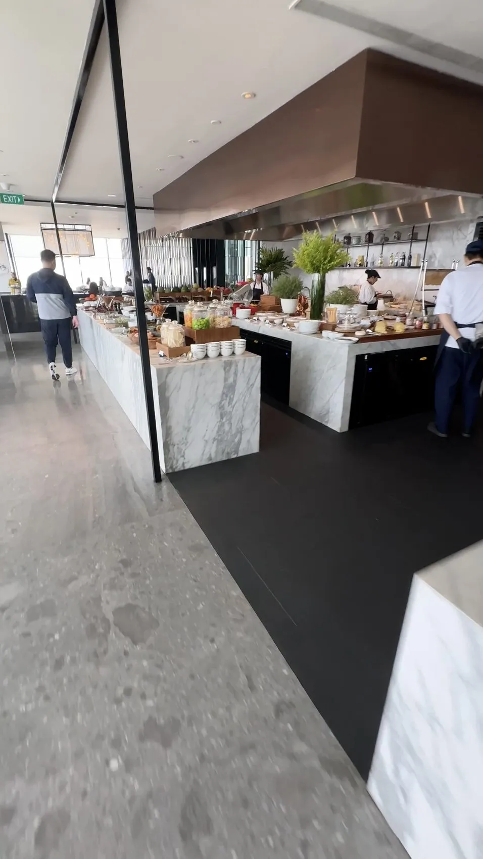 Breakfast buffet: a huge spread in a bright dining room.